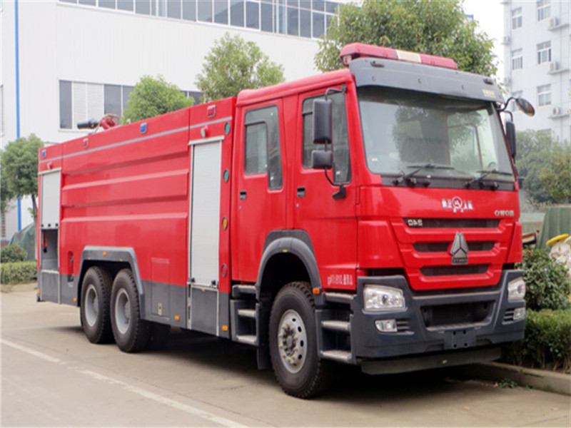 重汽豪沃15噸-17水罐消防車