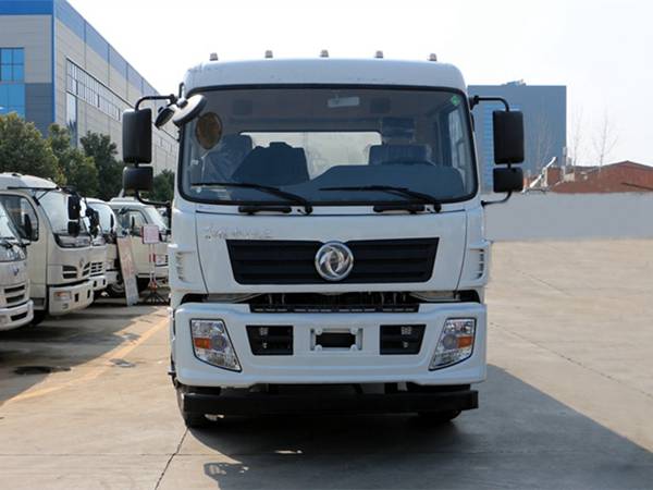 東風專底15方灑水車正前面圖