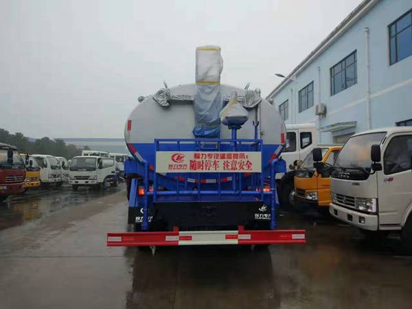 東風專底15方灑水車正后面圖