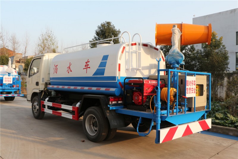 東風(fēng)多利卡3噸灑水車后左面圖