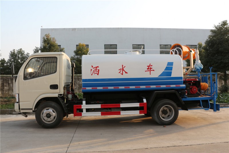 東風(fēng)多利卡3噸灑水車正側(cè)面圖