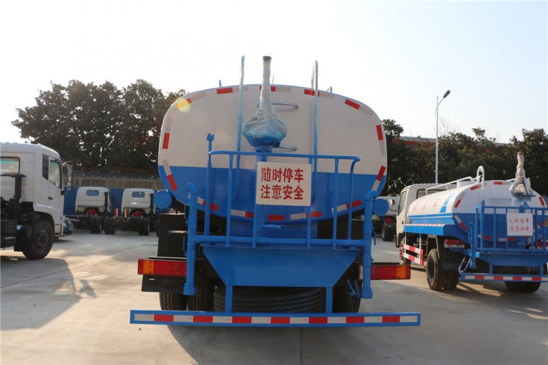 東風天龍20噸灑水車后尾部正面圖 東風天龍20噸灑水車后尾部正面圖