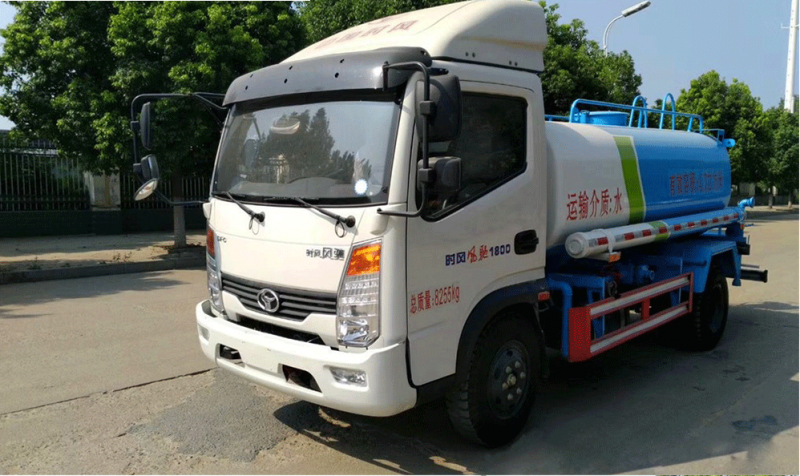 時(shí)風(fēng)5方灑水車前左面圖