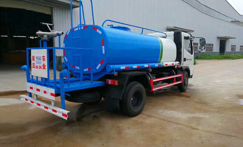 時(shí)風(fēng)5方灑水車后右面圖