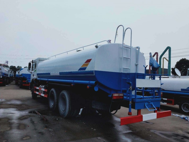 東風T5后雙橋灑水車后左面圖 東風T5后雙橋灑水車后左面圖