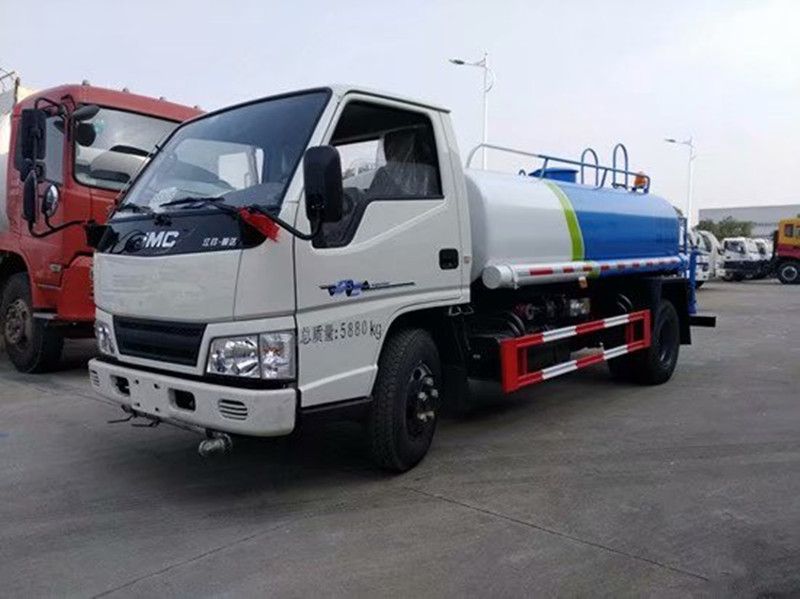 江鈴4噸灑水車前左面圖 江鈴4噸灑水車前左面圖