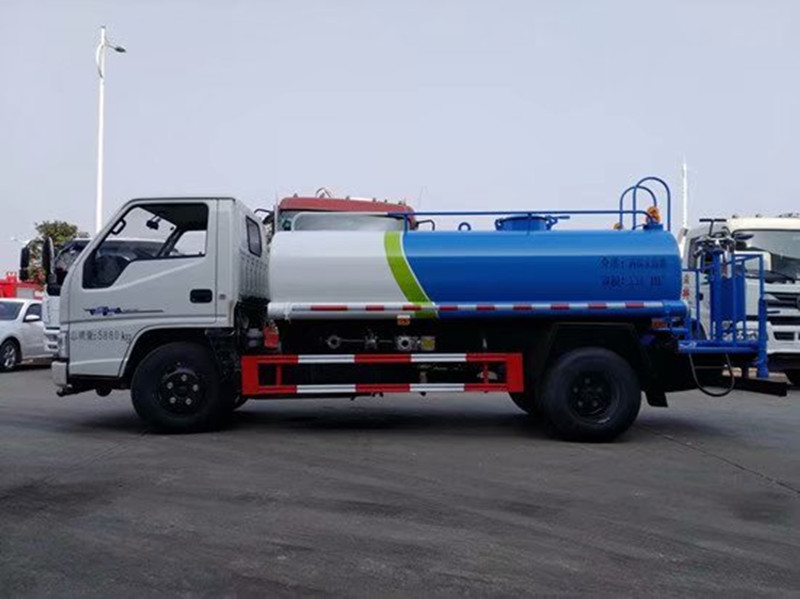 江鈴4噸灑水車正側(cè)面圖 江鈴4噸灑水車正側(cè)面圖
