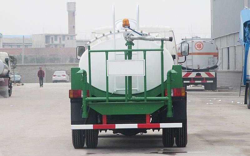 躍進5噸灑水車綠白二色正后面圖 躍進5噸灑水車綠白二色正后面圖