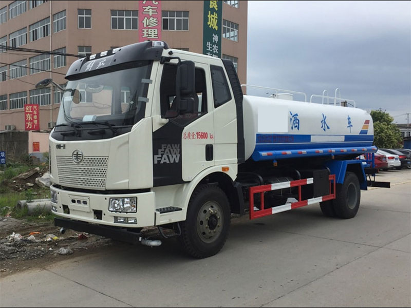 解放J6 12噸灑水車前右面圖