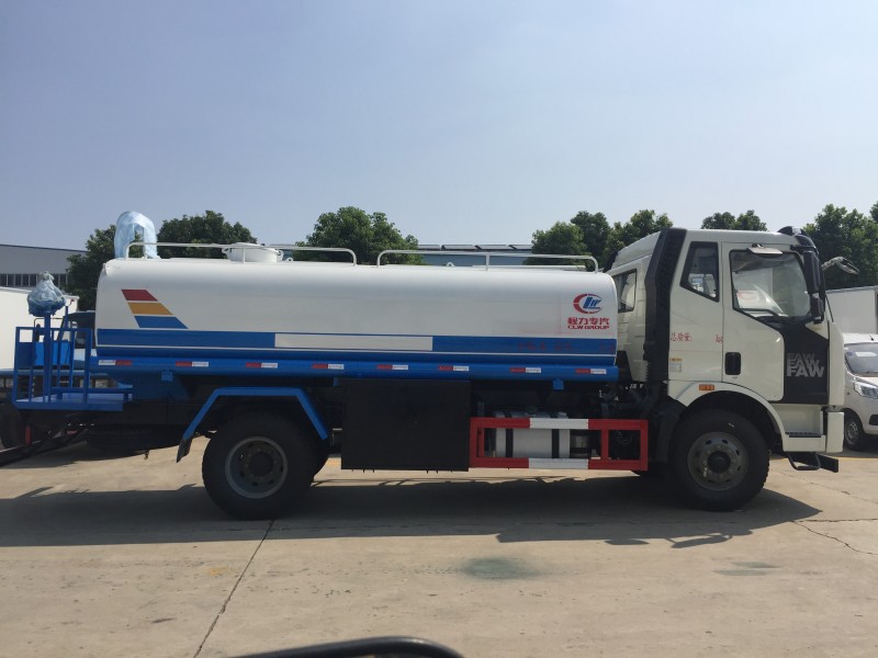 解放J6 12噸灑水車正右側(cè)面圖