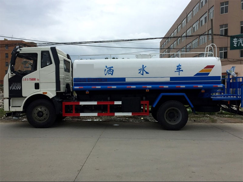 解放J6 12噸灑水車正右側(cè)面圖