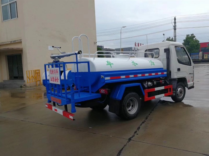 解放2-噸灑水車后右面圖