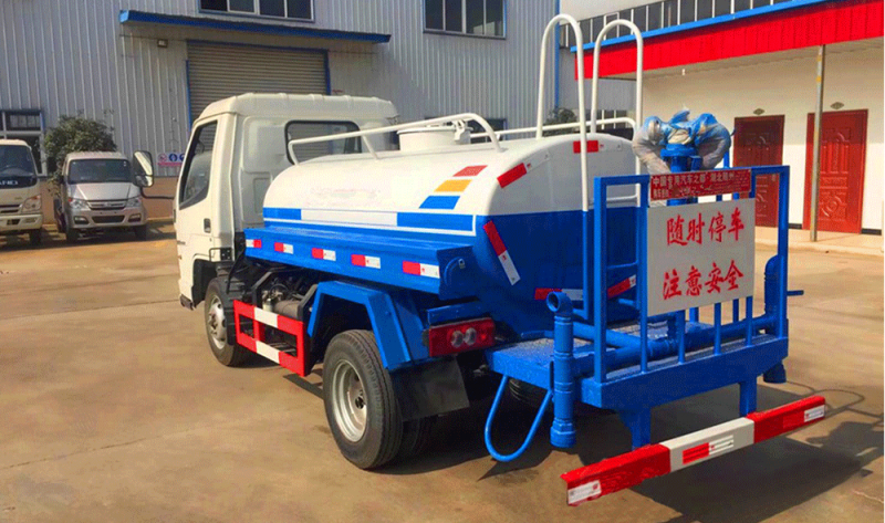 解放2-噸灑水車后左面圖