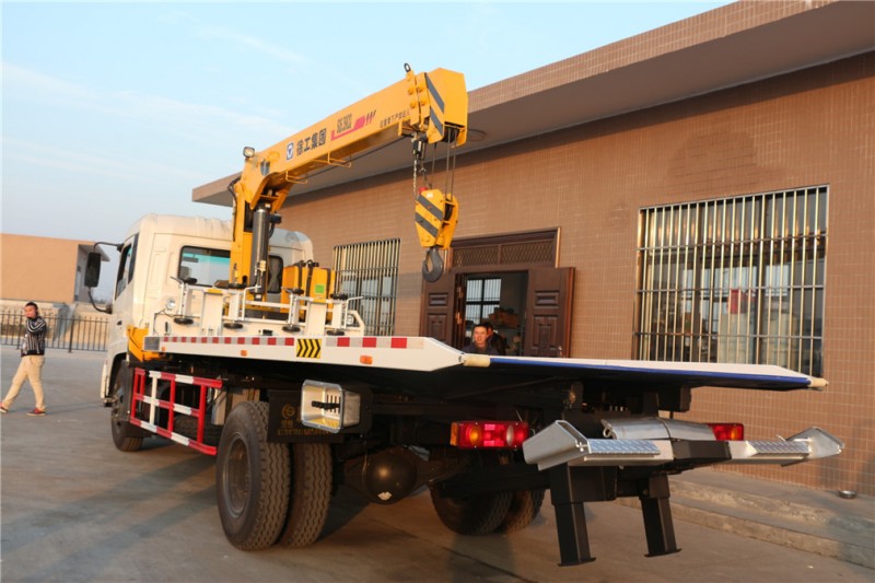 東風天錦平板帶吊清障車 后側圖