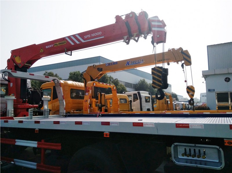 東風天錦平板帶吊清障車 后側圖