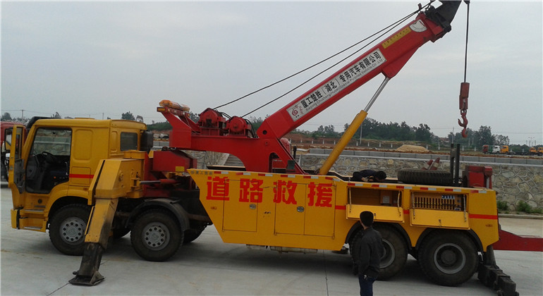 重汽豪沃360度旋轉(zhuǎn)吊清障車 后側(cè)圖