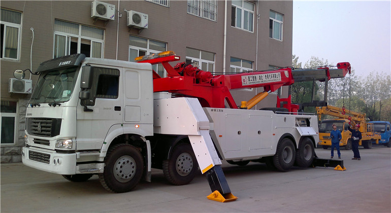 重汽豪沃360度旋轉(zhuǎn)吊清障車 前側(cè)圖