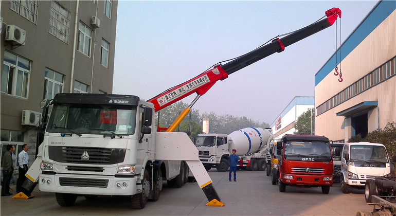 重汽豪沃360度旋轉(zhuǎn)吊清障車 前側(cè)圖