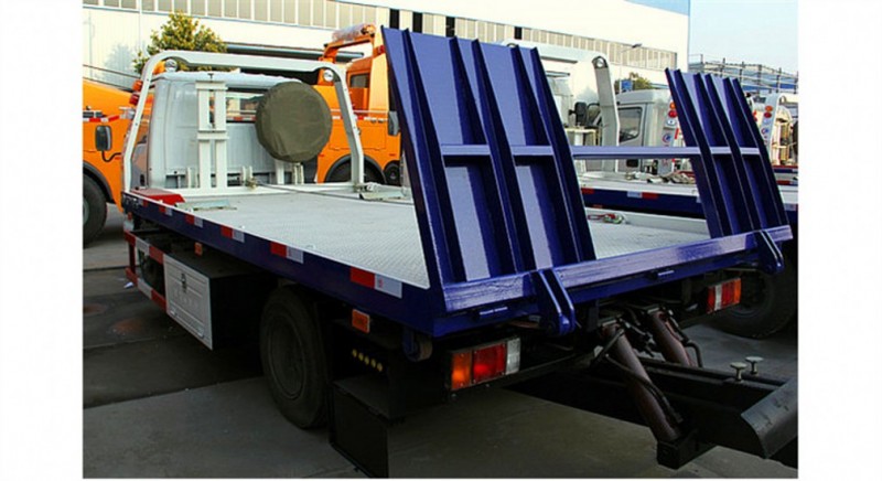 慶鈴五十鈴藍(lán)牌平板清障車 后側(cè)圖