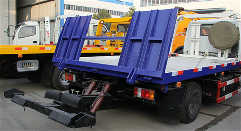 慶鈴五十鈴藍(lán)牌平板清障車 后側(cè)圖