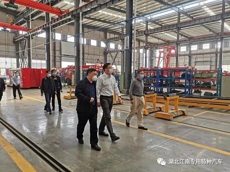 克克市長(zhǎng)來看消防車生產(chǎn)