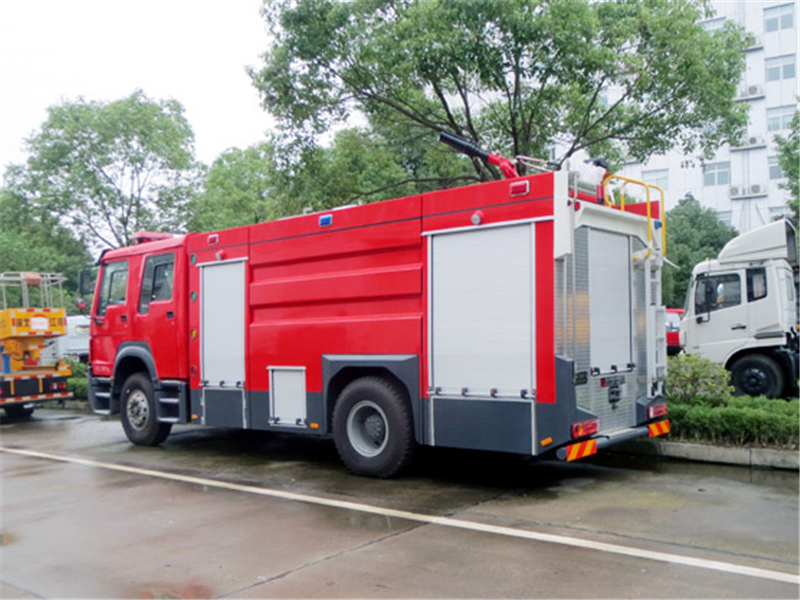 重汽豪沃8噸水罐消防車2.jpg