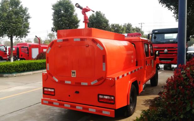 森林消防供水車（1.5—2噸水）4.jpg
