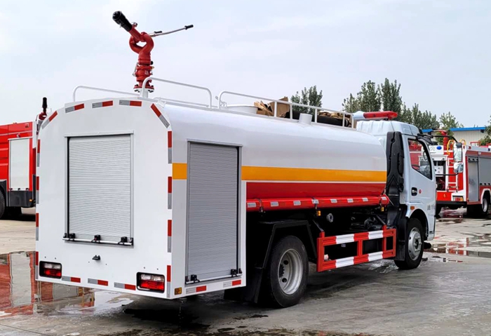 東風(fēng)多利卡國(guó)六8噸消防灑水車(chē)2.JPG