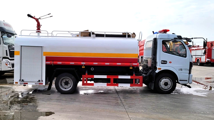 東風(fēng)多利卡國(guó)六8噸消防灑水車(chē)1.JPG